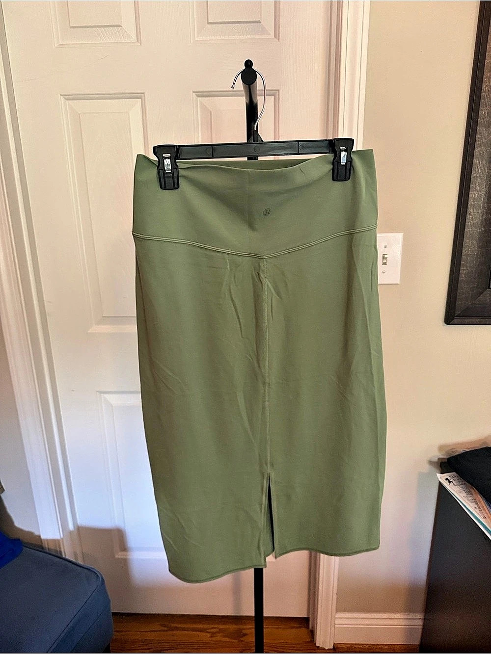 lululemon Women's Midi Skirt in Green Size Large NWT